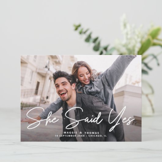 Sie sagte ja, moderne Script Foto Verlobung Einladung (Stehend Vorderseite)