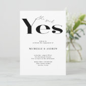 Sie sagte ja, moderne Typografie-Verlobung Einladung (Stehend Vorderseite)