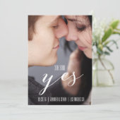 SIE SAGTE JA | MODERNES FOTO SAVE THE DATE (Stehend Vorderseite)