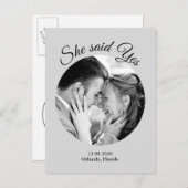 Sie sagte Ja Modernes Foto Save the Date - grau Ankündigungspostkarte (Vorne/Hinten)
