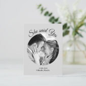 Sie sagte Ja Modernes Foto Save the Date - grau Ankündigungspostkarte (Stehend Vorderseite)