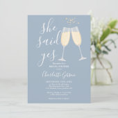 Sie sagte Ja QR-Code Brautparty Dusty Blue Einladung (Stehend Vorderseite)