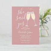 Sie sagte Ja QR-Code Brautparty Dusty Rose Pink Einladung (Stehend Vorderseite)