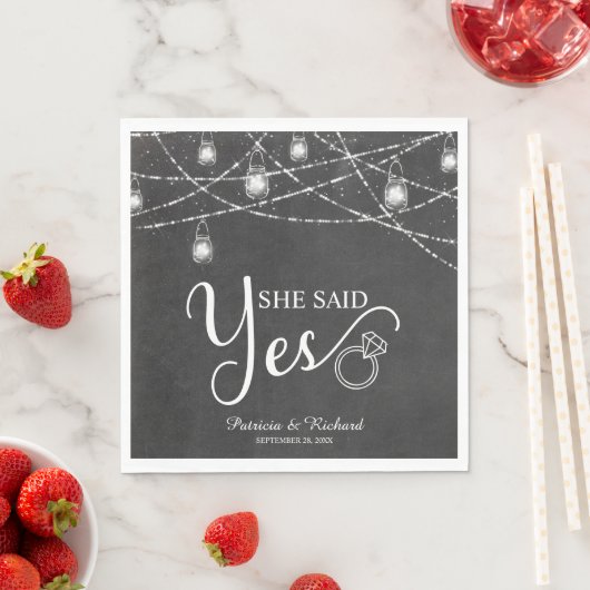Sie sagte Ja Rustikale Chalk Engagement Party Serviette (Beispiel)