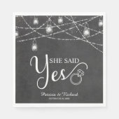 Sie sagte Ja Rustikale Chalk Engagement Party Serviette (Vorderseite)
