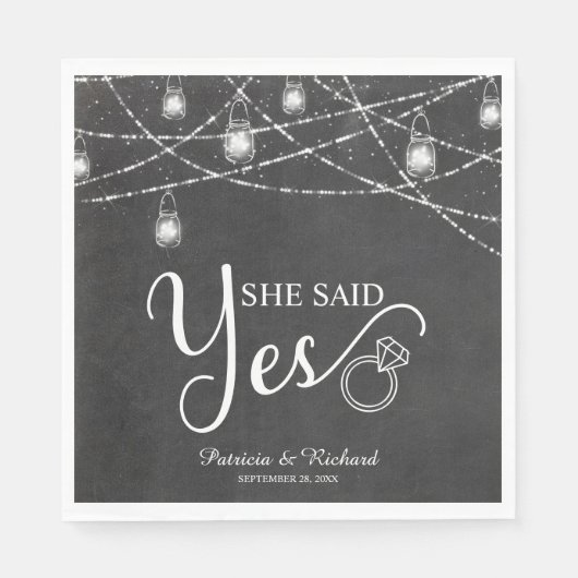 Sie sagte Ja Rustikale Chalk Engagement Party Serviette (Vorderseite)
