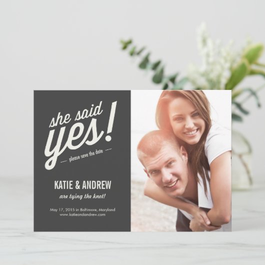 Sie sagte ja! Save The Date Einladung (Stehend Vorderseite)