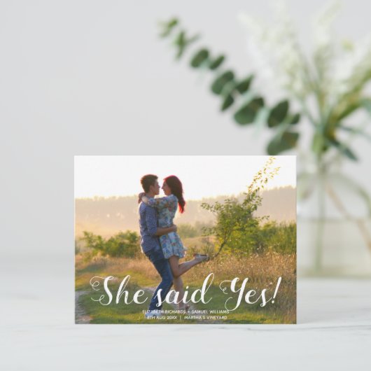 Sie sagte ja Save the Date Hochzeitsankündigung Postkarte (Stehend Vorderseite)