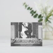 Sie sagte ja Save the Date Hochzeitsankündigung Postkarte (Stehend Vorderseite)