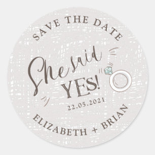 Sie sagte Ja süße Illustration Save The Date Runder Aufkleber