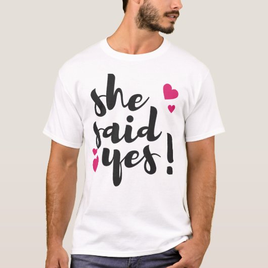 Sie sagte Ja! Verlobungsfeier – Romantisch T-Shirt (Vorderseite)