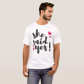 Sie sagte Ja! Verlobungsfeier – Romantisch T-Shirt (Vorne ganz)