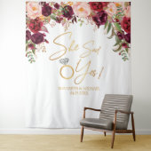 Sie sagte jaFloral Burgund Brautparty Hintergrund Wandteppich (Beispiel)