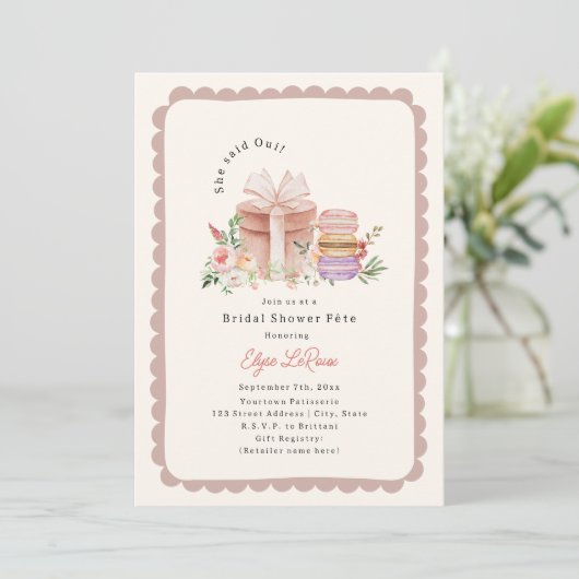 Sie sagte Oui French Macaron Brautparty Scallop Einladung (Stehend Vorderseite)