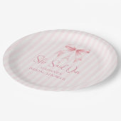 Sie sagte Oui Pink Bow Brautparty Pappteller (Schrägansicht)