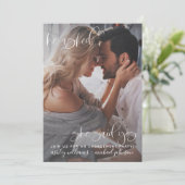 Sie sagte Yes 2 Foto QR Code Script Verlobung Einladung (Stehend Vorderseite)