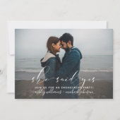 Sie sagte Yes Calligraphy Foto Engagement Party Einladung (Vorderseite)