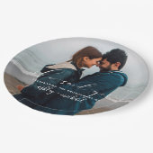 Sie sagte Yes Calligraphy Foto Engagement Party Pappteller (Schrägansicht)