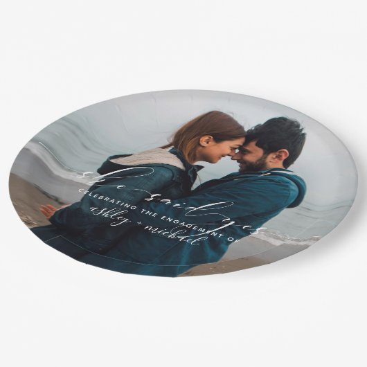 Sie sagte Yes Calligraphy Foto Engagement Party Pappteller (Schrägansicht)