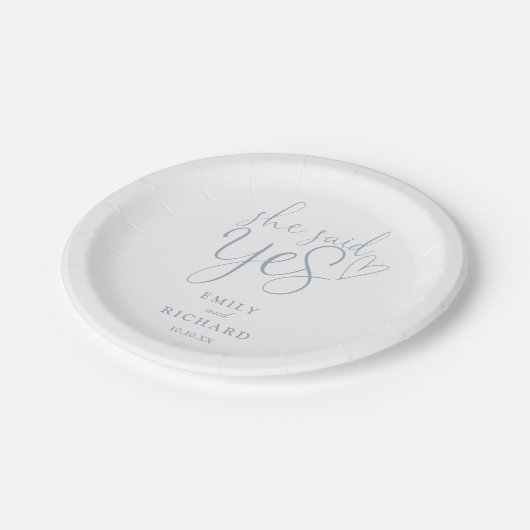 Sie sagte Yes Engagement Party Dusty Blue Pappteller (Schrägansicht)