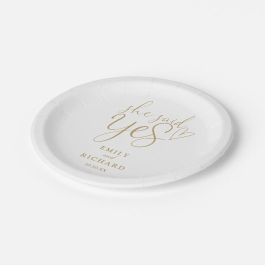 Sie sagte Yes Engagement Party Elegant Gold Pappteller (Schrägansicht)