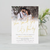 Sie sagte Yes Foto Overlay Engagement Party Real Folieneinladung (Stehend vorne)