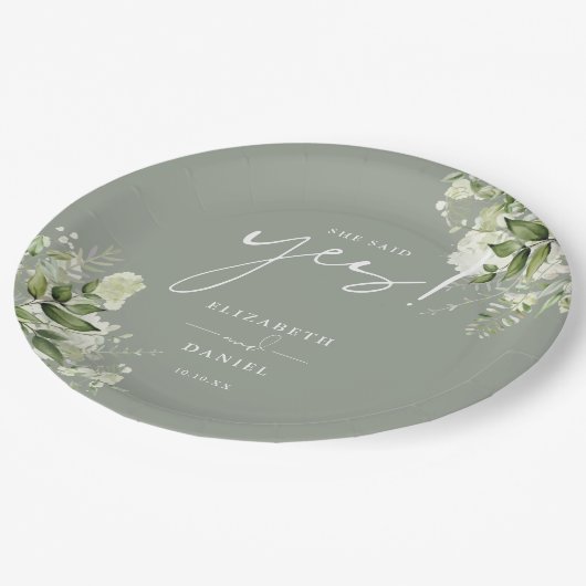 Sie sagte Yes Green Sage Green Engagement Party Pappteller (Schrägansicht)