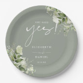 Sie sagte Yes Green Sage Green Engagement Party Pappteller (Vorderseite)