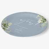 Sie sagte Yes Greenery Dusty Blue Engagement Party Pappteller (Schrägansicht)