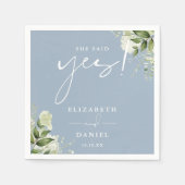 Sie sagte Yes Greenery Dusty Blue Engagement Party Serviette (Vorderseite)