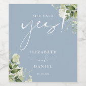 Sie sagte Yes Greenery Dusty Blue Engagement Party Weinetikett (Einzelnes Label)