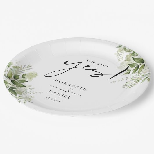 Sie sagte Yes Greenery Floral Engagement Party Pappteller (Schrägansicht)