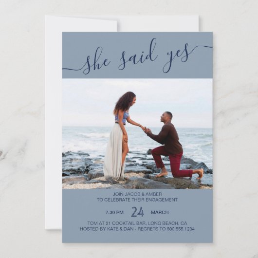 Sie sagte Yes Script Blue Foto Verlobung Einladung (Vorderseite)