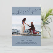 Sie sagte Yes Script Blue Foto Verlobung Einladung (Stehend Vorderseite)
