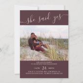 Sie sagte Yes Script Rose Brown Foto Verlobung Einladung (Vorderseite)