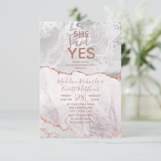 Sie sagte Yes White & Rose Gold Engagement Party Einladung (Stehend Vorderseite)