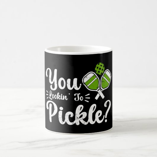 Sie schauen auf Pickle Pickleball Player Funny Kaffeetasse (Mittel)