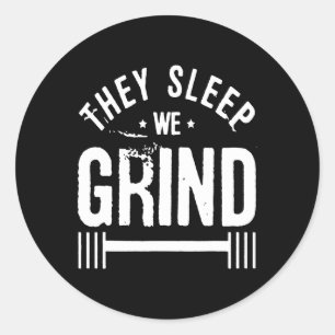 Sie schlafen, wir schleifen Fitness Gym-Arbeit Mot Runder Aufkleber