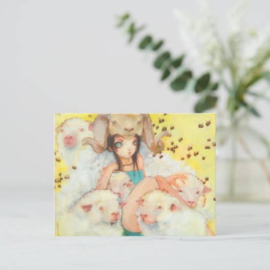 Sie schlägt Postkarten vor (Stehend Vorderseite)