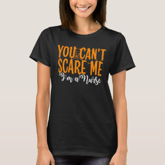 Sie schräg erschrecken mich Im ein T-Shirt