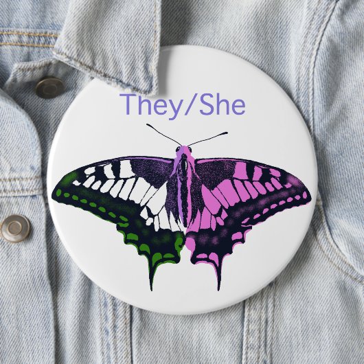 Sie/sie Frack-Schmetterling ohne Binärflagge Button (Beispiel)