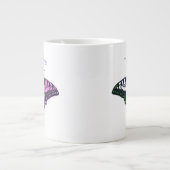 Sie/sie Frack-Schmetterling ohne Binärflagge Jumbo-Tasse (Vorderseite)