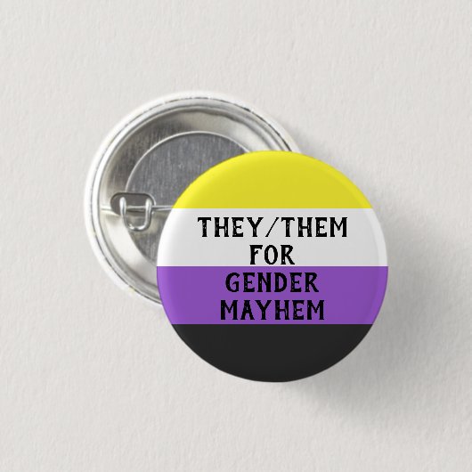 Sie/Sie für Gender Mayhem Button (auf Enby-Flag) (Vorne & Hinten)