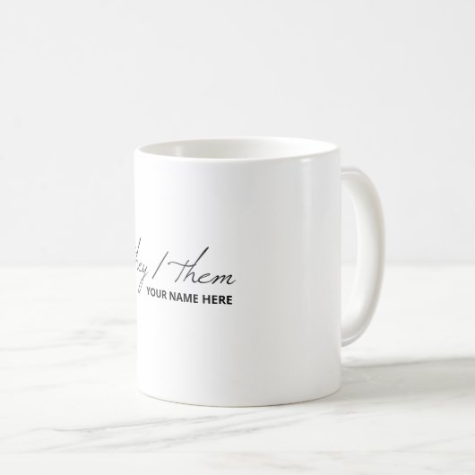Sie sie in Script Schriftart Weiße Tasse (VorderseiteRechts)