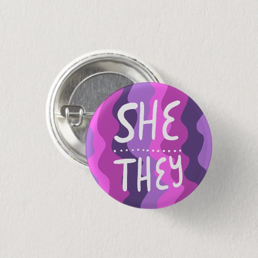 SIE/SIE Pronouns farbenfroh handschrift Lila Button (Vorne & Hinten)