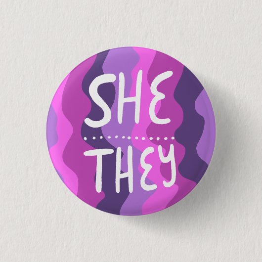 SIE/SIE Pronouns farbenfroh handschrift Lila Button (Vorderseite)