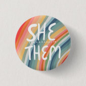 Sie/sie Pronouns farbenfrohe handgemachte Regenbog Button (Vorderseite)