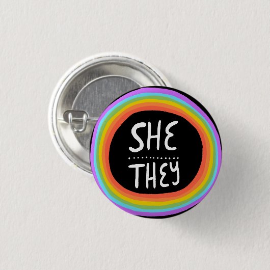 SIE/SIE Pronouns farbenfroher Wonky Rainbow Circle Button (Vorne & Hinten)