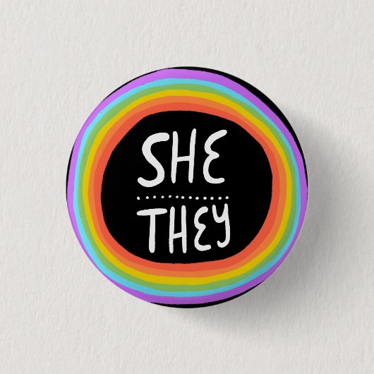 SIE/SIE Pronouns farbenfroher Wonky Rainbow Circle Button (Vorderseite)