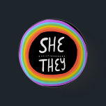 SIE/SIE Pronouns farbenfroher Wonky Rainbow Circle Button<br><div class="desc">Dekorieren Sie Ihr Outfit mit diesem coolen Kunstknopf. Macht ein großartiges Geschenk! Sie können ihn anpassen und auch Text hinzufügen. Karo in meinem Shop für viel mehr Farben und Muster! Lass mir Bescheid,  wenn du auch etwas Gewohntes willst.</div>